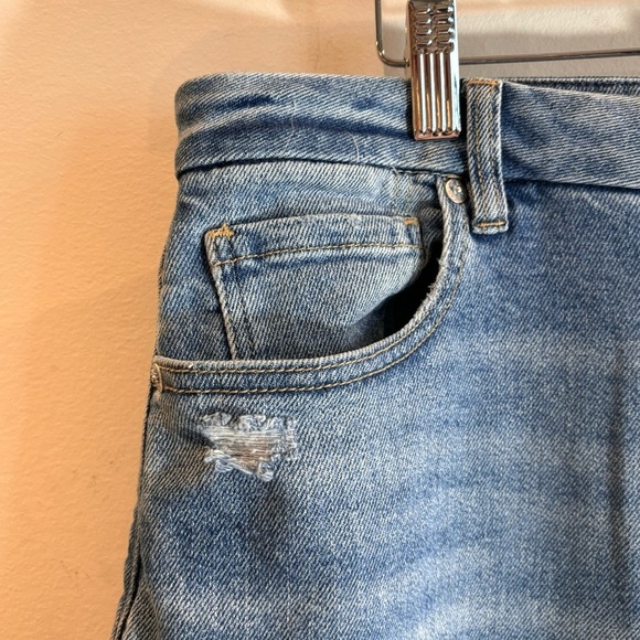 AMERICAN EAGLE Sz 16 Light Wash  Distressed Curvy Mom High Rise Jeans - Picture 6 of 11